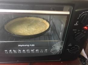 同时将苹果洗净去皮去核，切薄片