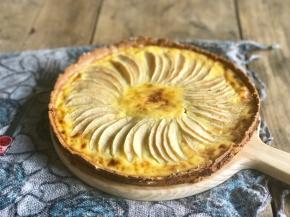 将黄油提前拿出来切小块，放至变软，加入糖粉、盐和冰水，搅拌均匀