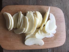 拿出烤好的派皮，将苹果片铺在上面