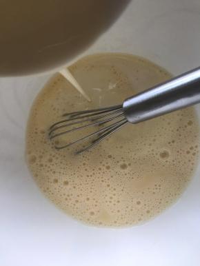 拿出冷藏的派皮团，用擀面杖擀成派盘大一圈的饼（我用的是披萨盘）