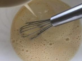 拿出冷藏的派皮团，用擀面杖擀成派盘大一圈的饼（我用的是披萨盘）