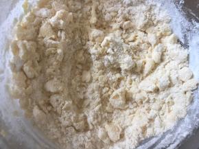 再用手轻揉成团，密封后放入冰箱冷藏20分钟