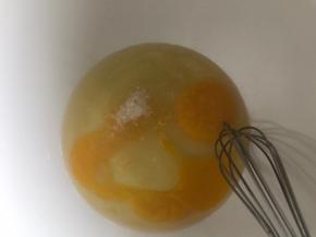 加入牛奶搅拌均匀