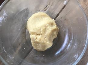 派皮冷藏的时候准备布丁馅，将鸡蛋打入碗中，加入细砂糖拌匀至融化