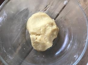 派皮冷藏的时候准备布丁馅，将鸡蛋打入碗中，加入细砂糖拌匀至融化