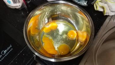 全蛋打入无水无油的盆里