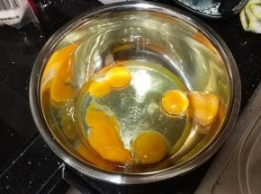 全蛋打入无水无油的盆里