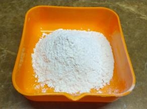 100g低筋面粉过筛好备用