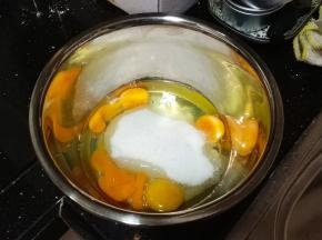 全蛋盘加入80g糖