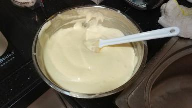 炒菜的手法，由下搅拌到上，一边搅一边转动盆子，搅匀到没有干粉即可