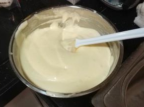 炒菜的手法，由下搅拌到上，一边搅一边转动盆子，搅匀到没有干粉即可