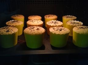 涨起后慢慢回缩一点点，出炉后依然会满杯