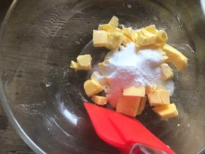 加入低筋面粉拌匀成絮状