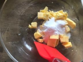 加入低筋面粉拌匀成絮状