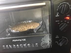 拿掉黄豆和锡箔纸，继续烤15分钟