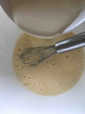 加入淡奶油搅拌均匀