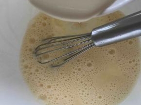 加入淡奶油搅拌均匀