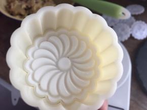 模具中刷入油，这样好脱模