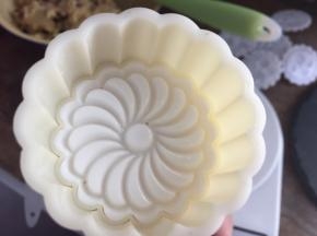 模具中刷入油，这样好脱模