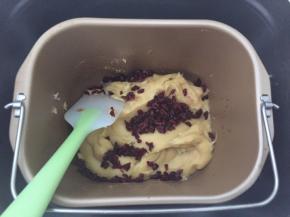 待绿豆糕炒干以后，倒入蔓越莓搅拌均匀，提前将蔓越莓切碎