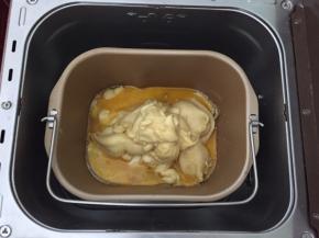 加入黄油，糖，蜂蜜，纯牛奶，开启翻炒功能50分钟（如果你的绿豆糕稀的话翻炒时间要增加哦，直到翻炒比较干的时候就可以了）或者用不粘锅手动翻炒