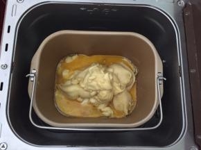 加入黄油，糖，蜂蜜，纯牛奶，开启翻炒功能50分钟（如果你的绿豆糕稀的话翻炒时间要增加哦，直到翻炒比较干的时候就可以了）或者用不粘锅手动翻炒