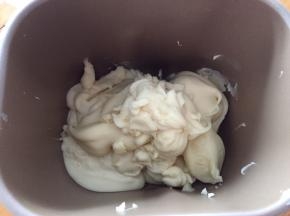 这是用料理机打好的样子，放入面包机中