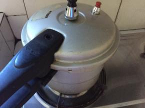 放入高压锅压15分钟，水漫过绿豆即可