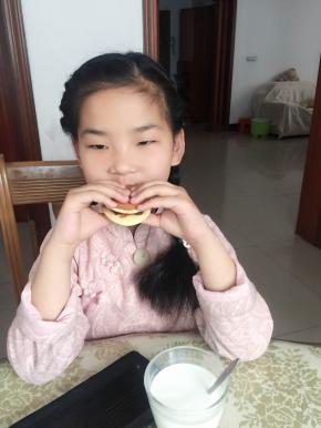 优雅的吃铜锣烧。