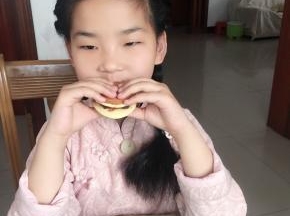 优雅的吃铜锣烧。