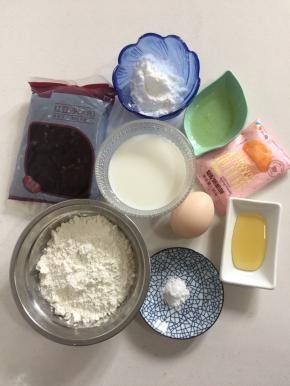 准备好所需的材料：
低筋面粉100克
牛奶100克
鸡蛋1个（含蛋壳65克）
色拉油12克
蜂蜜8克
小苏打1克
红豆沙适量
无铝泡打粉2克
糖粉20克