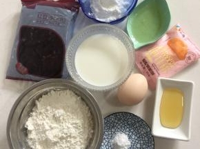 准备好所需的材料：
低筋面粉100克
牛奶100克
鸡蛋1个（含蛋壳65克）
色拉油12克
蜂蜜8克
小苏打1克
红豆沙适量
无铝泡打粉2克
糖粉20克