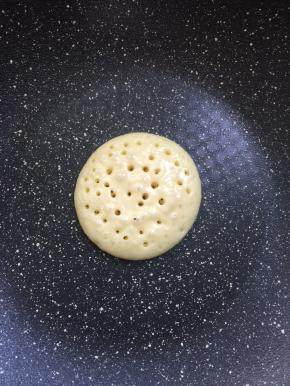 待面饼表面出现许多小孔洞的时候，即可翻面。