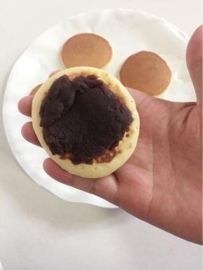 在做好的面饼上涂一层豆沙。