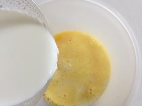  加入牛奶。

