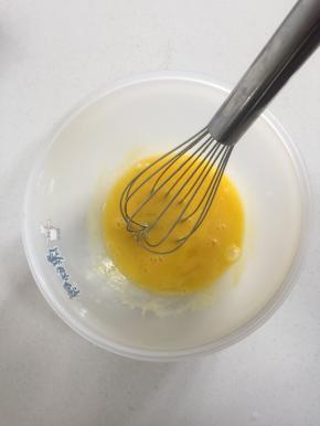 鸡蛋打入碗中搅拌均匀备用。