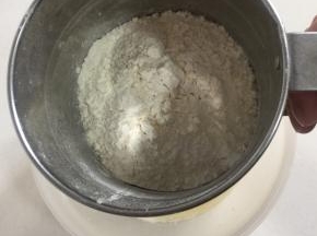 面粉筛子中加入低筋面粉，加入泡打粉，加入小苏打。
