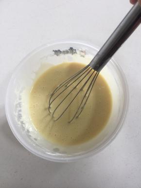 用打蛋器搅拌均匀。