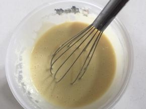 用打蛋器搅拌均匀。