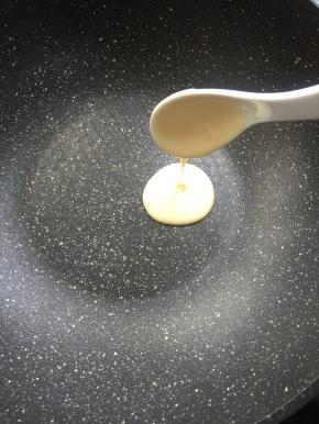 麦饭石不粘锅烧热，不用刷一滴油，转小火，挖一勺面糊放入锅里。（如果是用普通的平底锅，需要在锅里刷一层油哦，防粘。）
