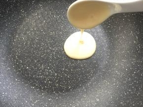 麦饭石不粘锅烧热，不用刷一滴油，转小火，挖一勺面糊放入锅里。（如果是用普通的平底锅，需要在锅里刷一层油哦，防粘。）
