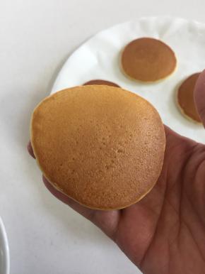 用另一个面饼盖在豆沙上。