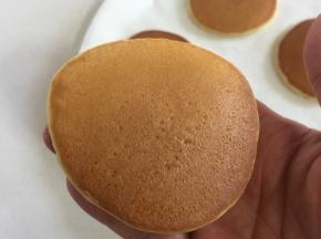 用另一个面饼盖在豆沙上。