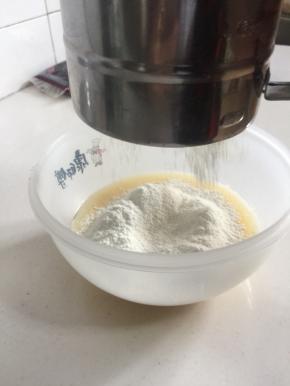 筛入蛋糊中.（用面粉筛把面粉筛入蛋糊中，可以使面粉蓬松，做出来的铜锣烧更松软。）