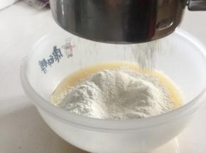 筛入蛋糊中.（用面粉筛把面粉筛入蛋糊中，可以使面粉蓬松，做出来的铜锣烧更松软。）
