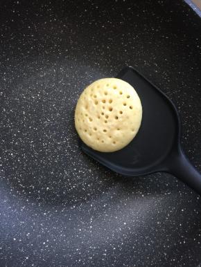 翻面的时候用硅胶铲子轻轻一翻就过来了！不熟练的可以借助筷子来翻面。