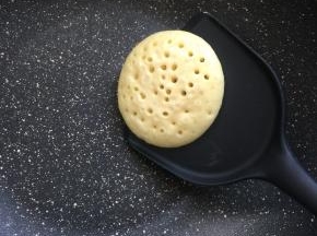 翻面的时候用硅胶铲子轻轻一翻就过来了！不熟练的可以借助筷子来翻面。