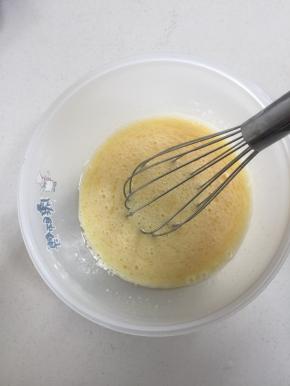 用手动打蛋器搅拌均匀。