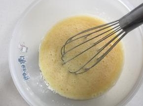 用手动打蛋器搅拌均匀。