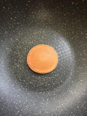 再继续小火煎制1分钟左右面饼就熟啦！